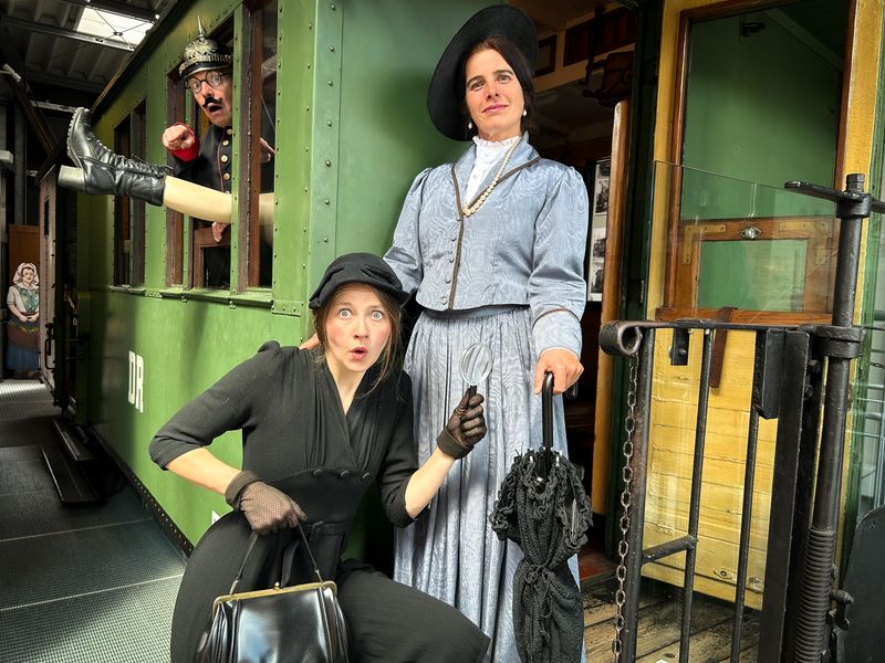 Es wird spannend bei der Krimi-Theaterführung "Mord in der Spreewaldbahn" im Lübbenauer Spreewaldmuseum